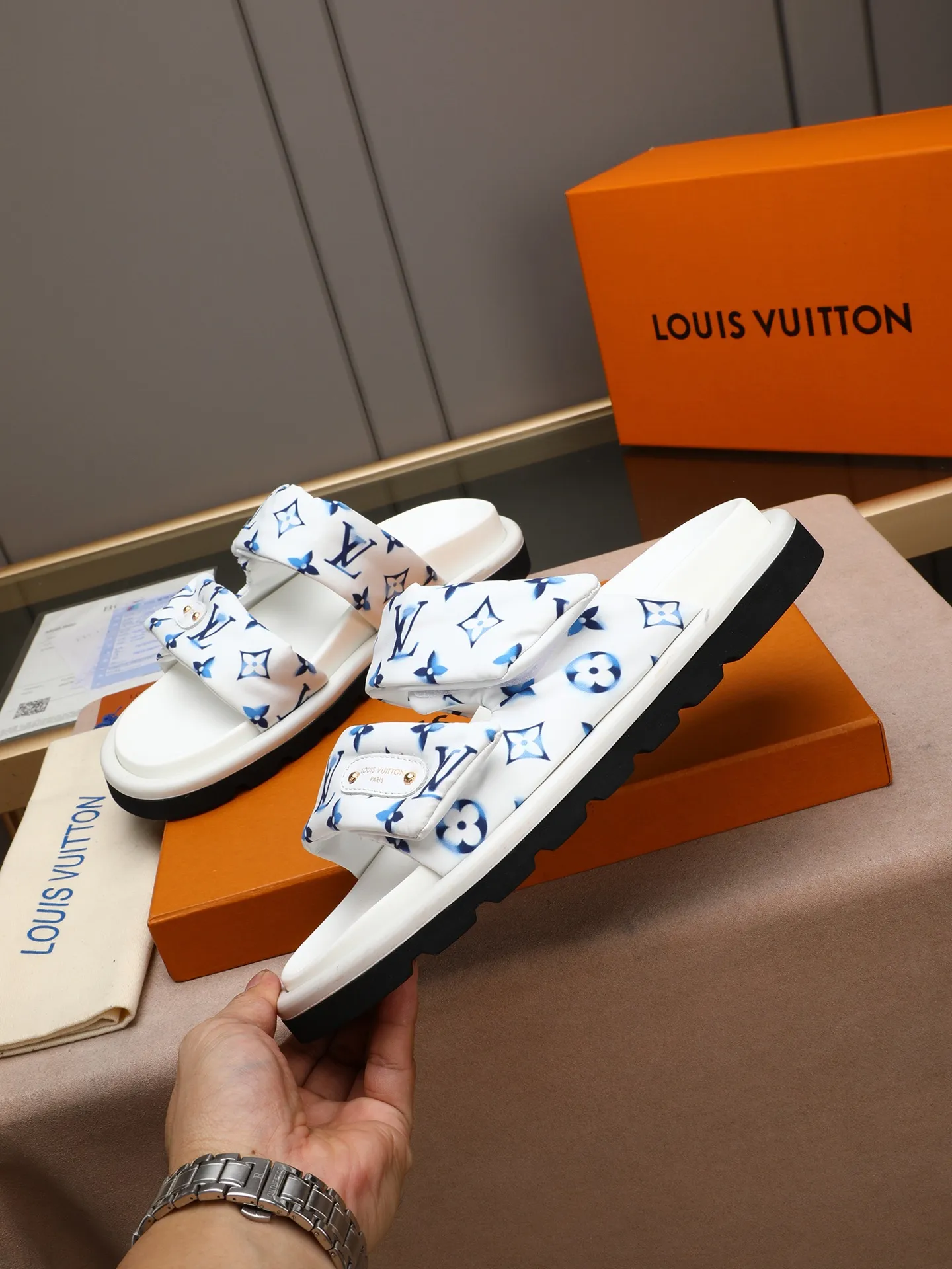 PP360 [LOUIS VUITTON] Louis Vuitton, LV printing, men's and women's slippers are on the market. The drawer box packaging comes with a cloth bag and a card. The upper pattern looks very soft and waxy, and it is a super versatile leg slimming tool. Fabric: imported denim/canvas/old fabric, LV hardware LOGO, official website pattern printing, comfortable to wear, feet: high-elastic PU water table. Sole: foam sole, heel height: about 5cm. Code number: 35-46, 35, 45, 46 are custom-made and non-returnable. Color: multiple colors and styles available.